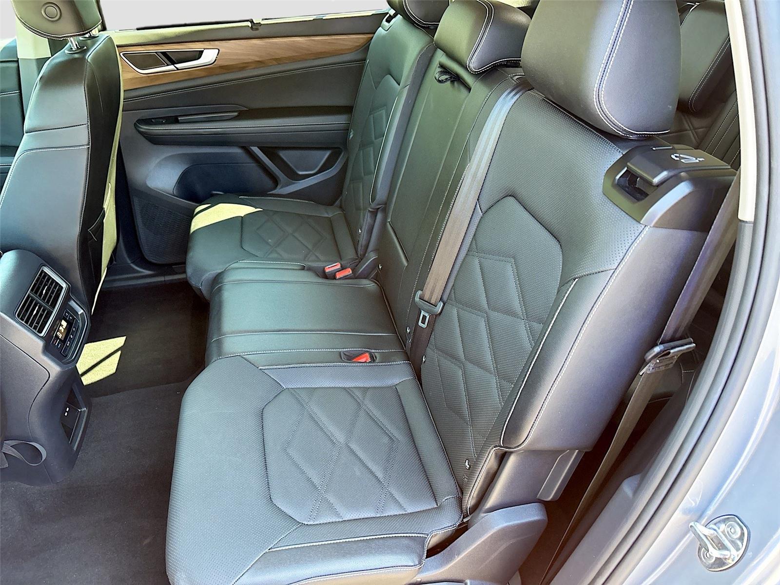 2025 Volkswagen Atlas 2.0T SE w/Technology