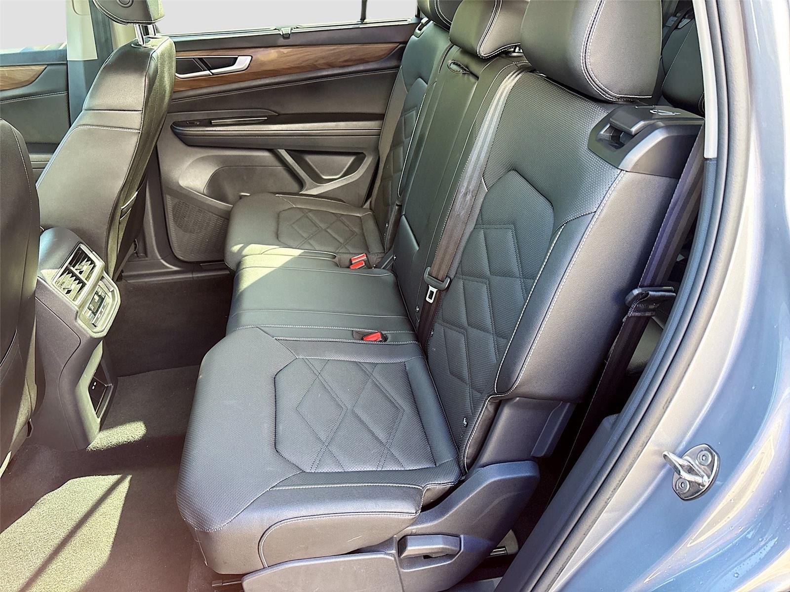 2025 Volkswagen Atlas 2.0T SE w/Technology