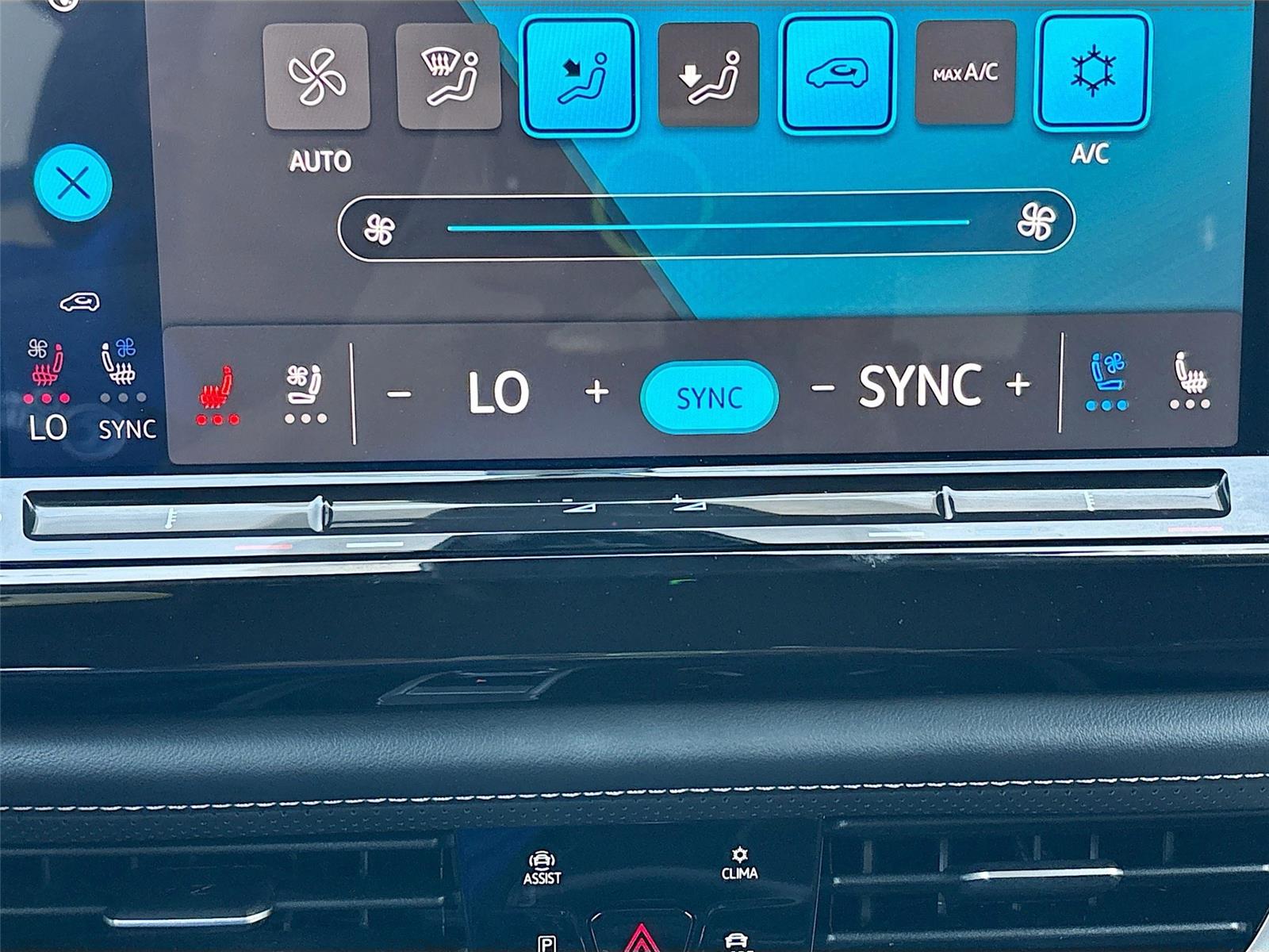 2025 Volkswagen Atlas Cross Sport 2.0T SE w/Technology