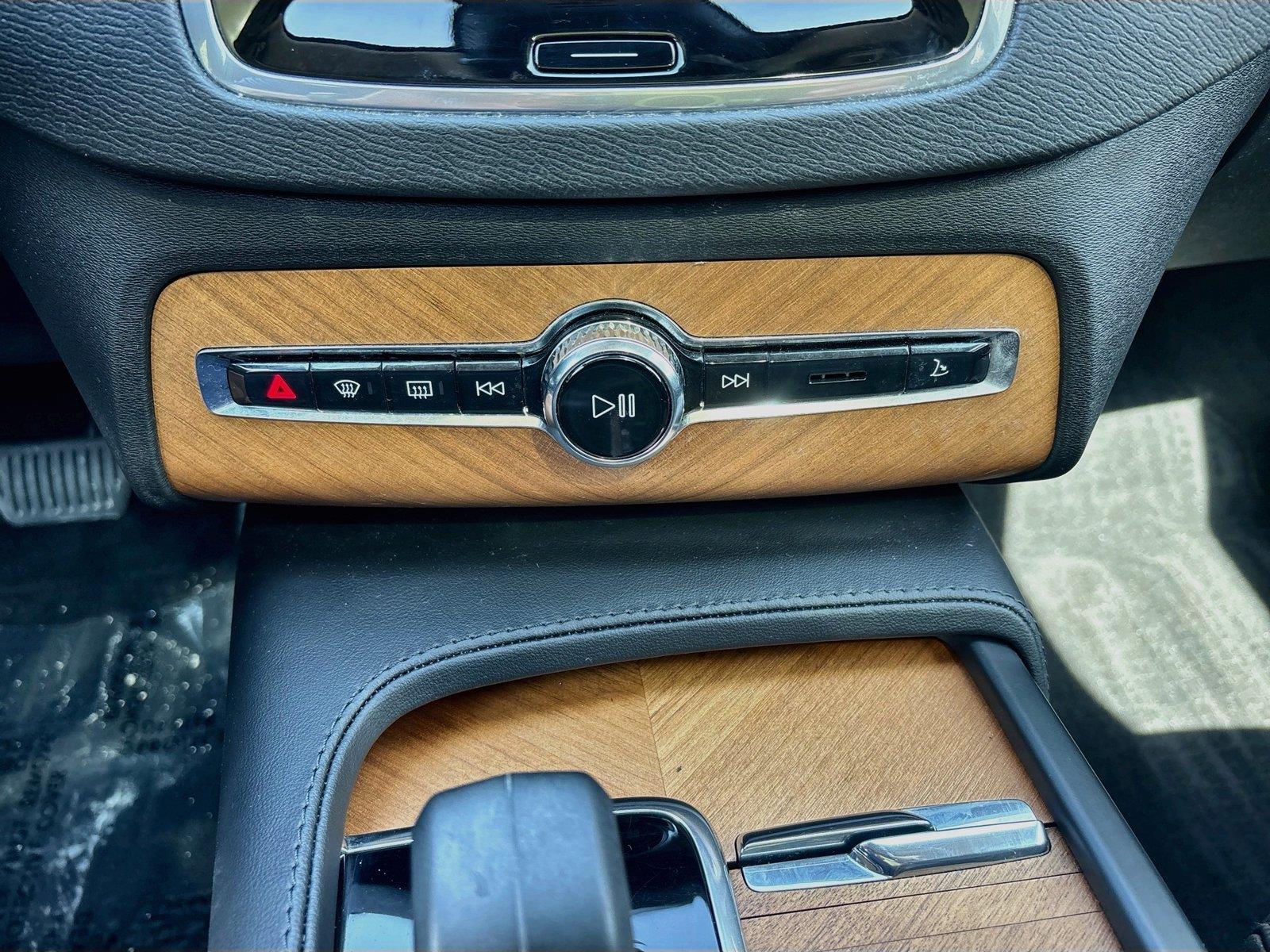 2024 Volvo XC90 Plus Bright Theme