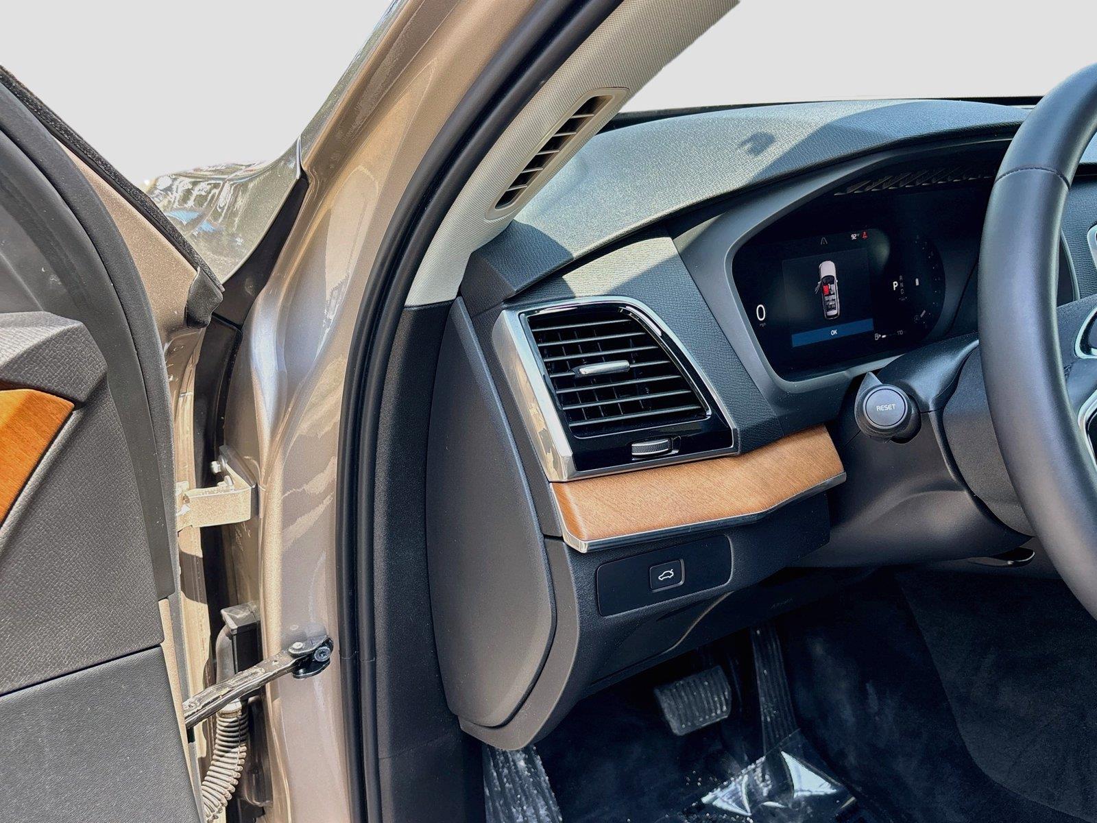 2024 Volvo XC90 Plus Bright Theme