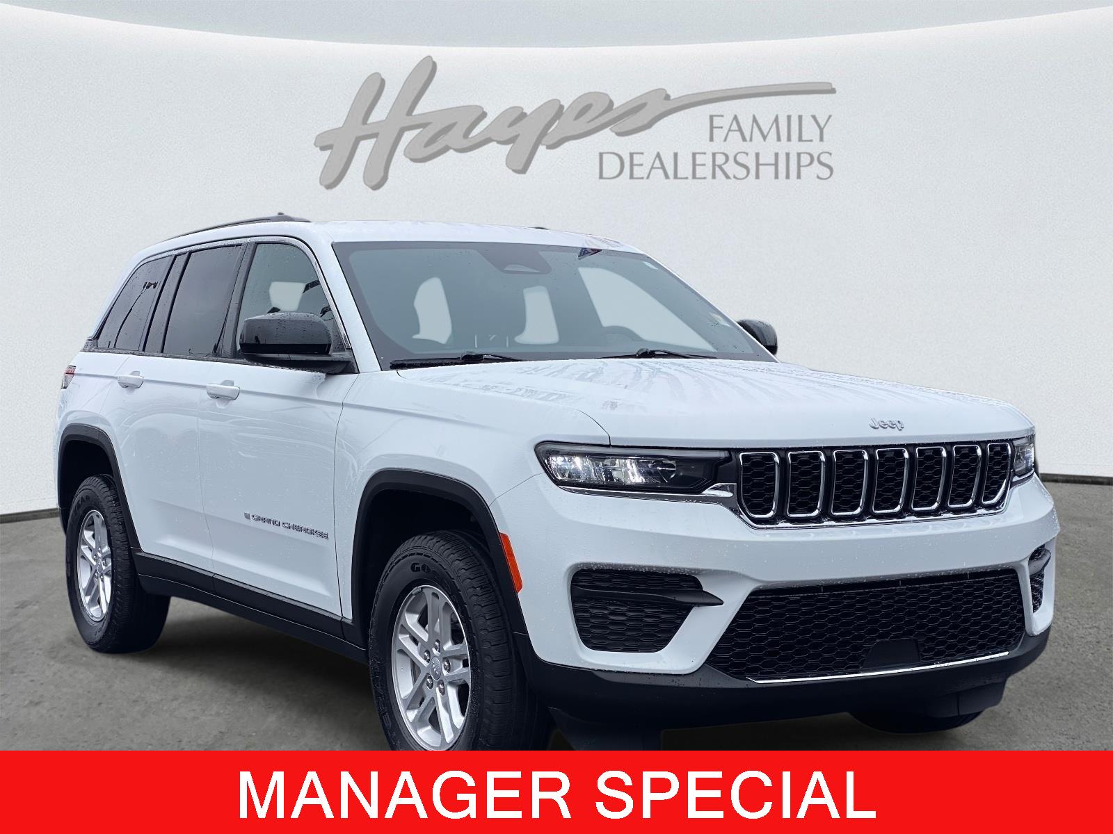 Bright White Clearcoat 2024 Jeep Grand Cherokee Laredo 4WD SUV / Crossover Four-Wheel Drive 8-Speed Automatic
