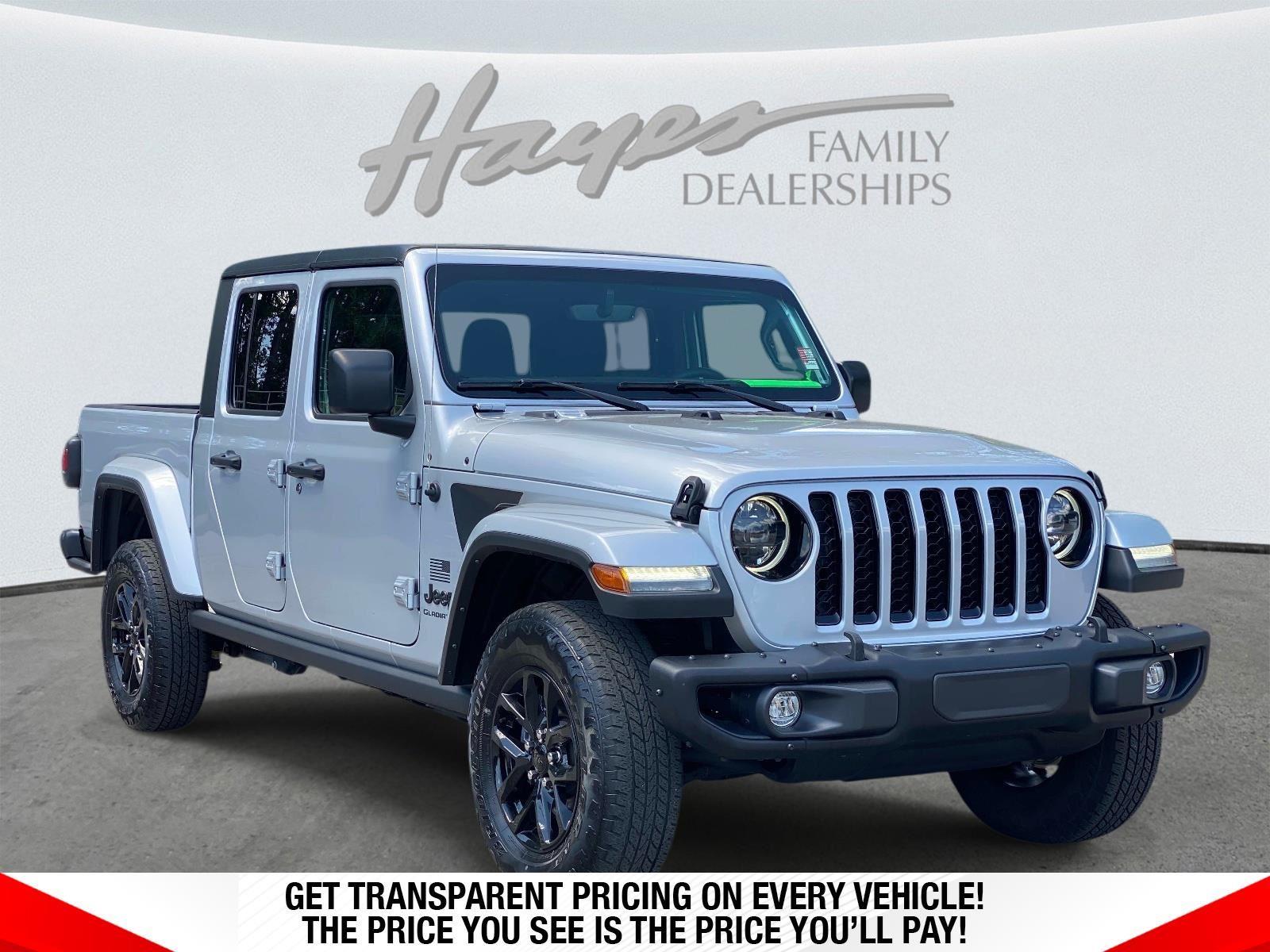Silver Zynith Clearcoat 2023 Jeep Gladiator Freedom Crew Cab 4WD Pickup Truck Four-Wheel Drive 8-Speed Automatic