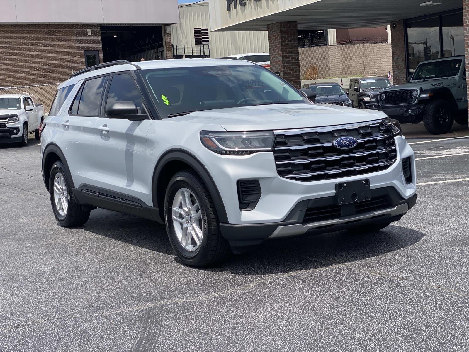 Space White Metallic 2026 Ford Explorer SUV / Crossover Rear-Wheel Drive Automatic