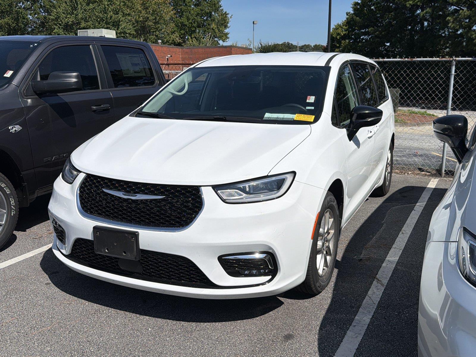 Bright White Clearcoat 2024 Chrysler Pacifica Minivan Front-Wheel Drive 9-Speed Automatic