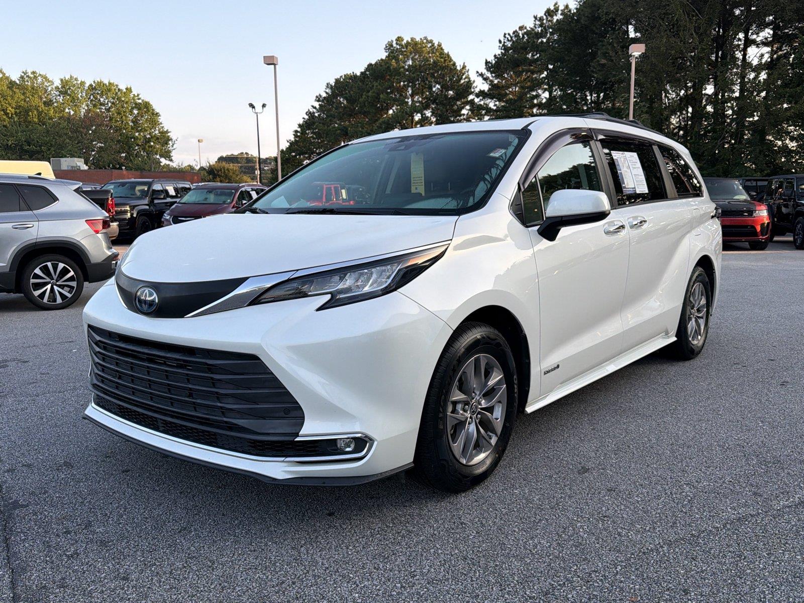 White (Blizzard Pearl) 2021 Toyota Sienna Minivan Front-Wheel Drive Continuously Variable Transmission