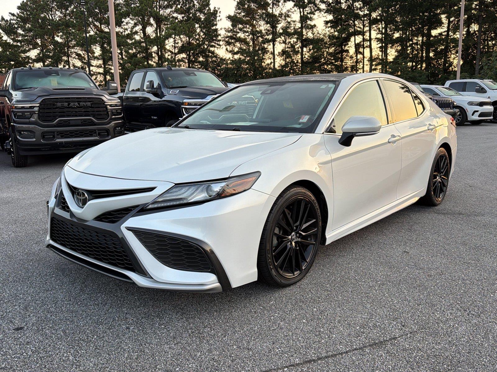 White (Wind Chill Pearl) 2022 Toyota Camry Sedan Front-Wheel Drive 8-Speed Automatic