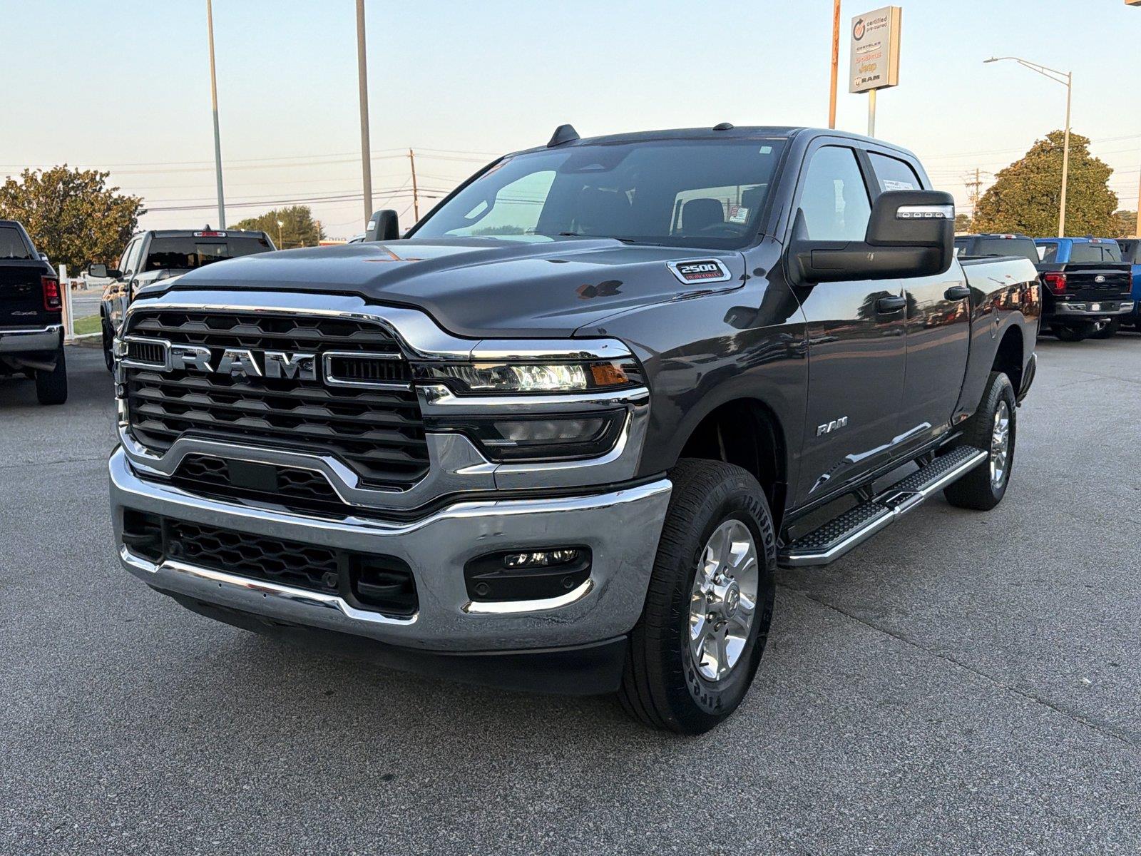 2026 RAM 2500 Gris (Granite Crystal Metallic Clearcoat) Camioneta Todo terreno 8 velocidades Automática