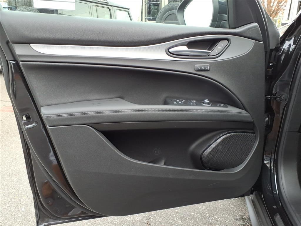 New 2025 Vulcano Black Metallic Alfa Romeo SPRINT image 4