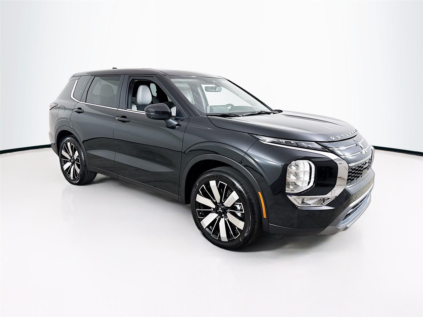 2025 Mitsubishi Outlander SE's photo