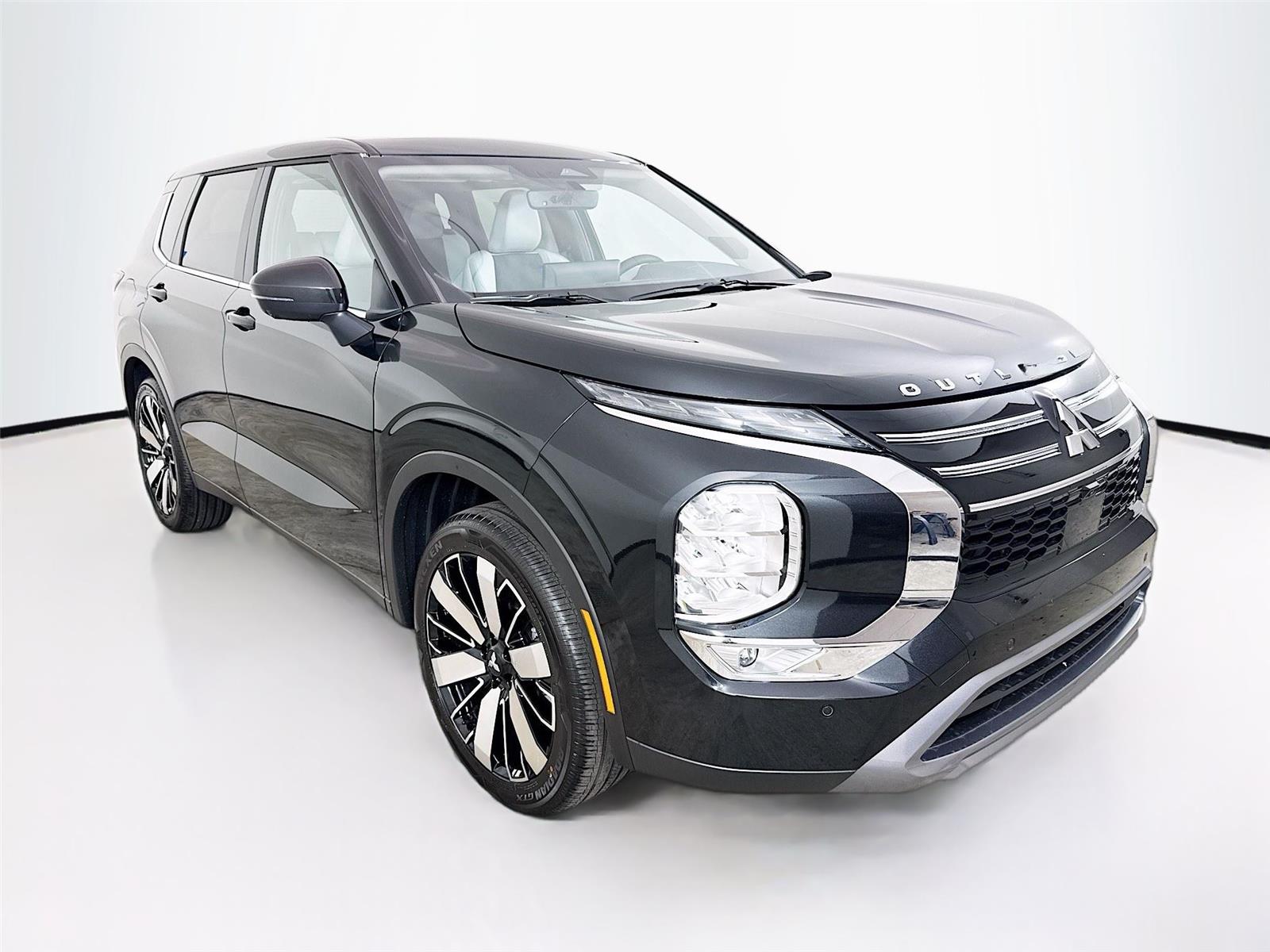 2025 Mitsubishi Outlander SE's photo