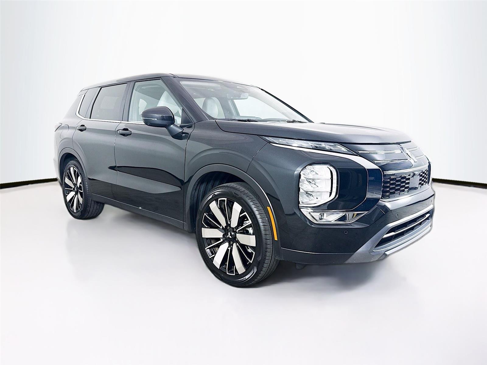 2025 Mitsubishi Outlander SE's photo