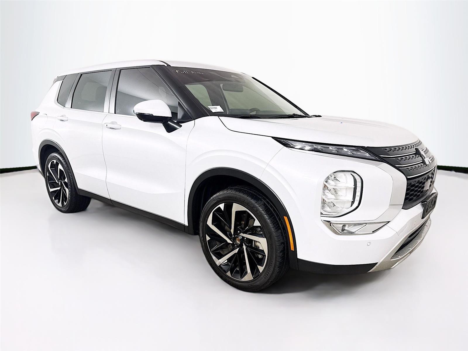 2024 Mitsubishi Outlander SE's photo