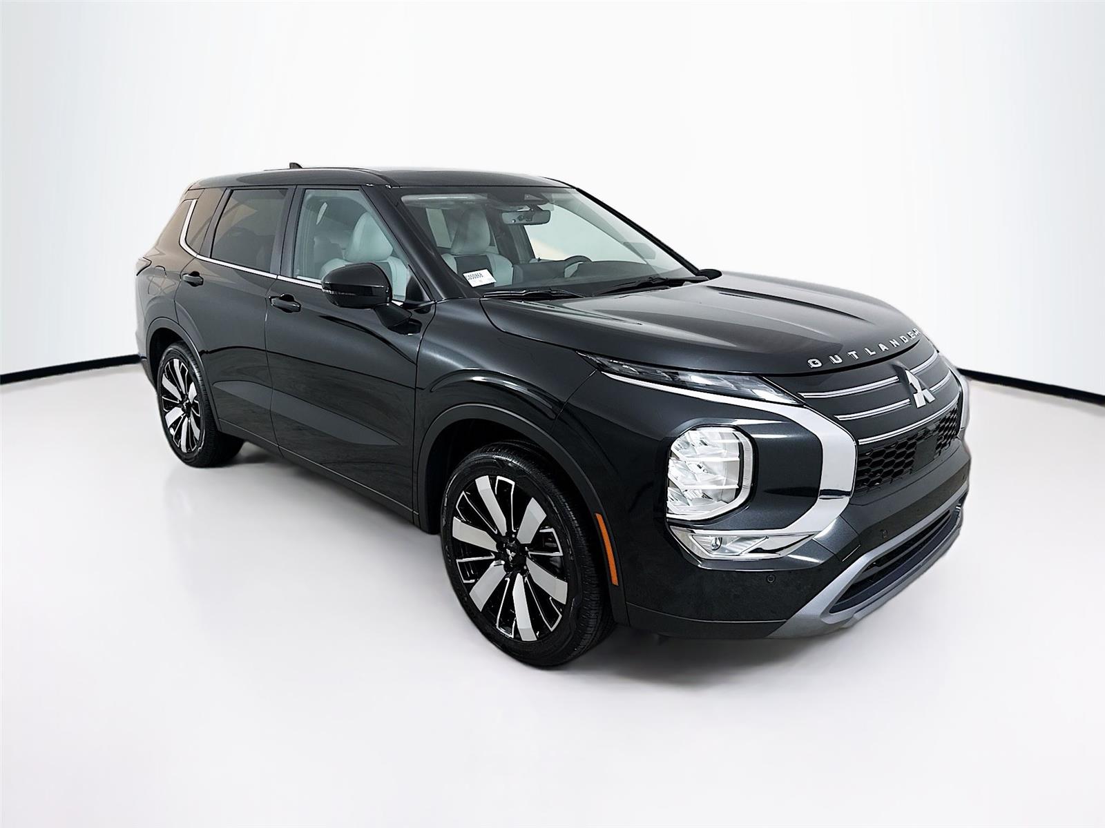 2025 Mitsubishi Outlander SE's photo