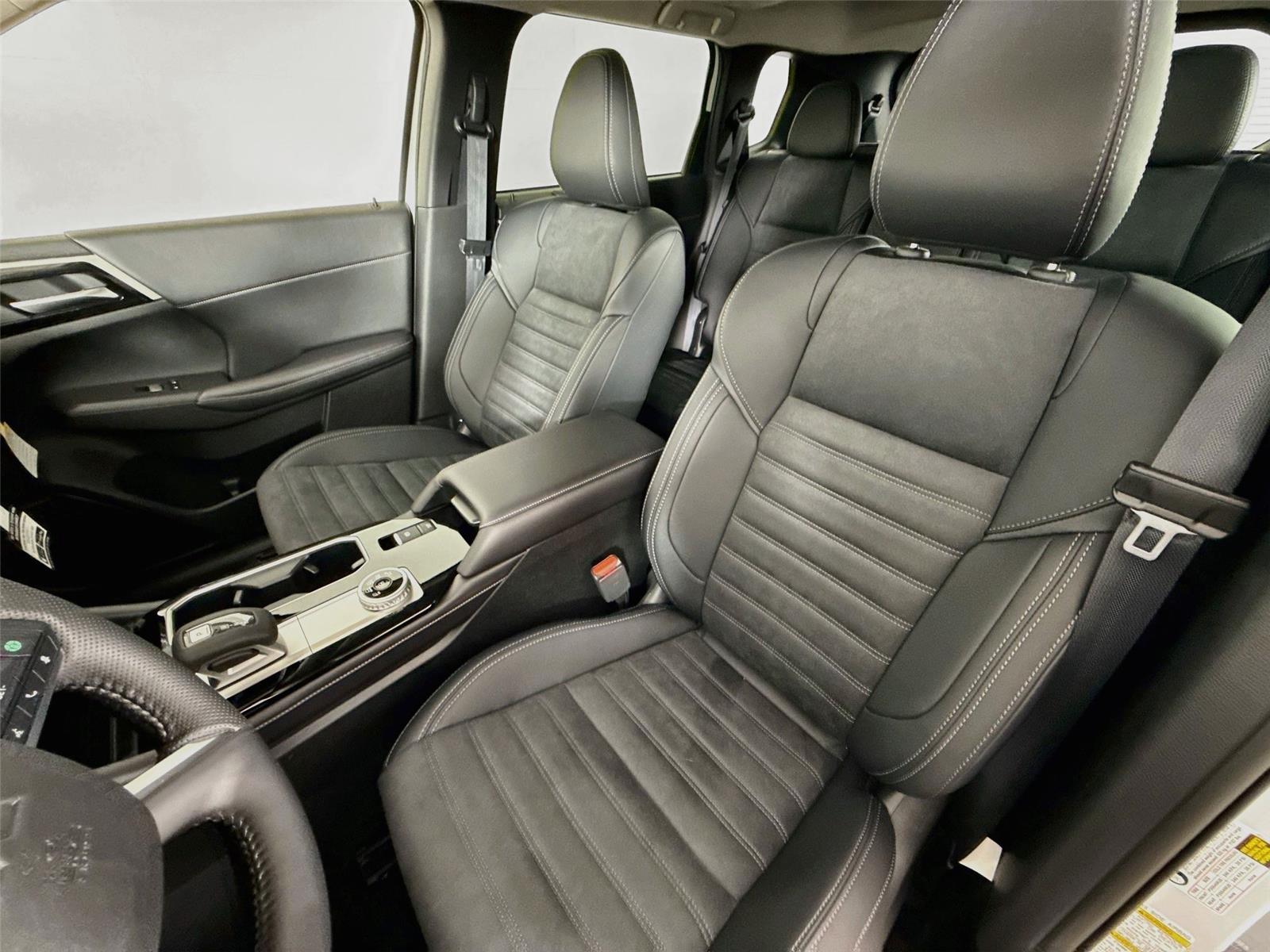2026 Mitsubishi Outlander photo 2