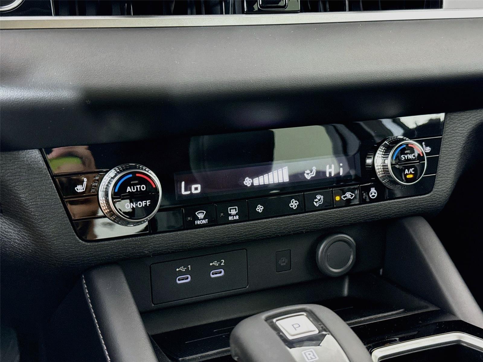 2026 Mitsubishi Outlander photo 12