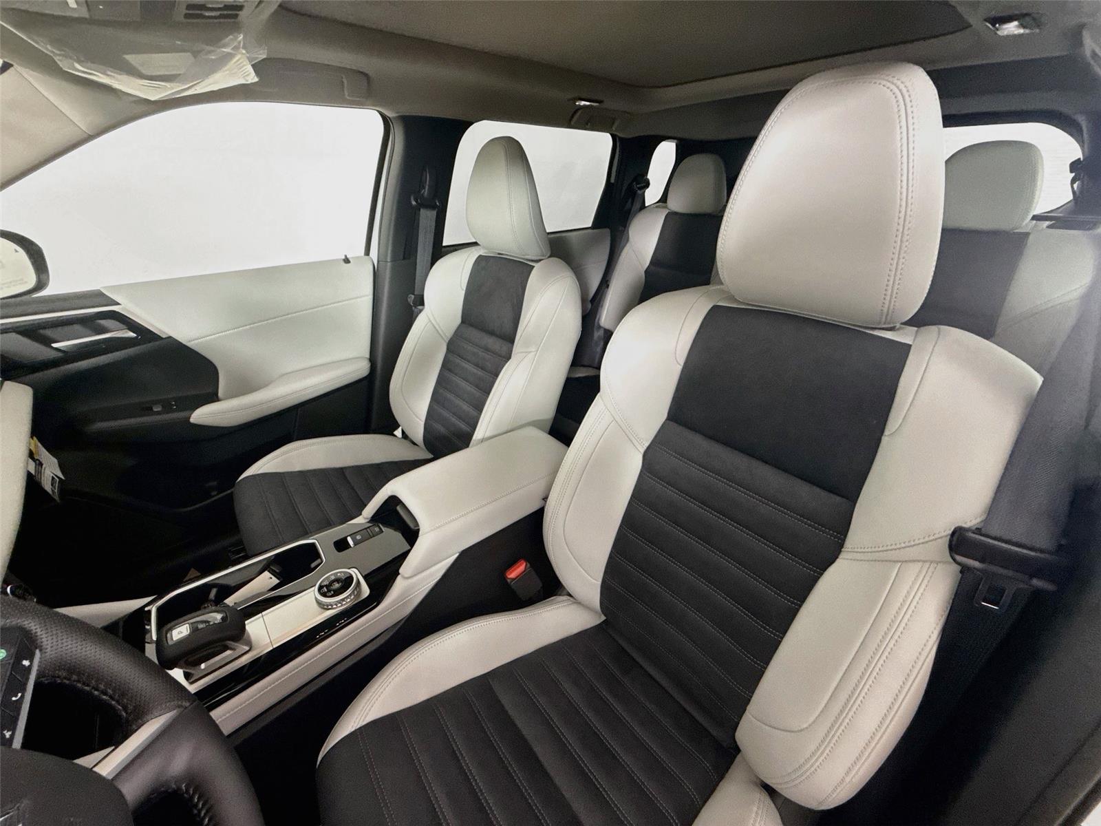 2026 Mitsubishi Outlander photo 2
