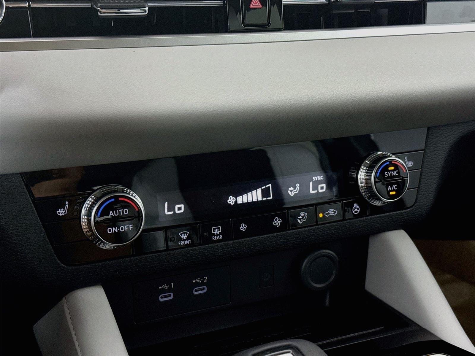2026 Mitsubishi Outlander photo 12