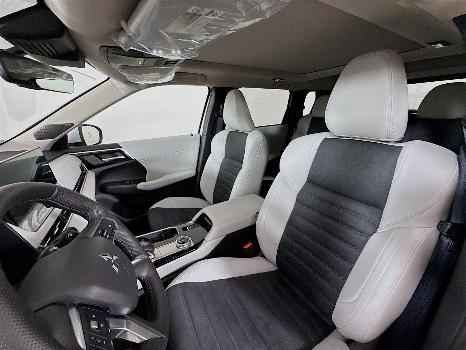 2026 Mitsubishi Outlander photo 2