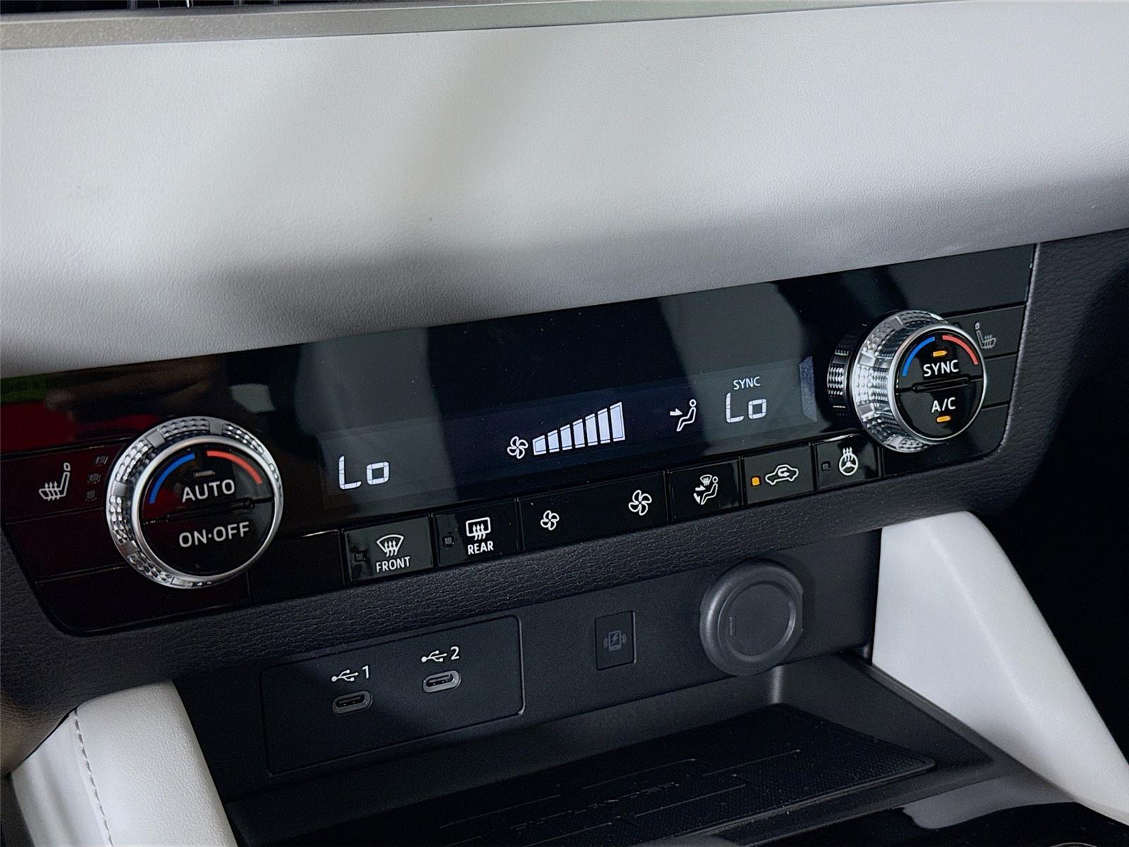 2026 Mitsubishi Outlander photo 10