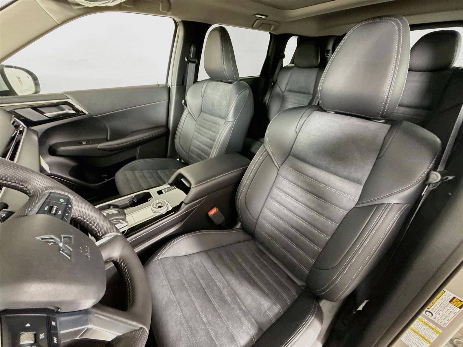 2026 Mitsubishi Outlander photo 2