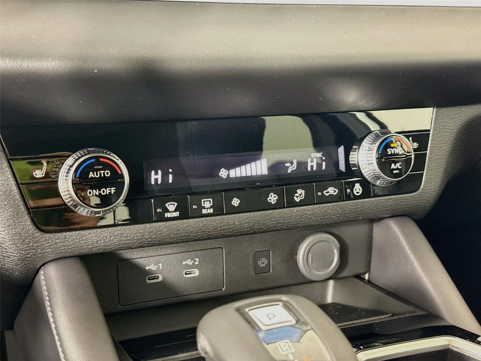 2026 Mitsubishi Outlander photo 12