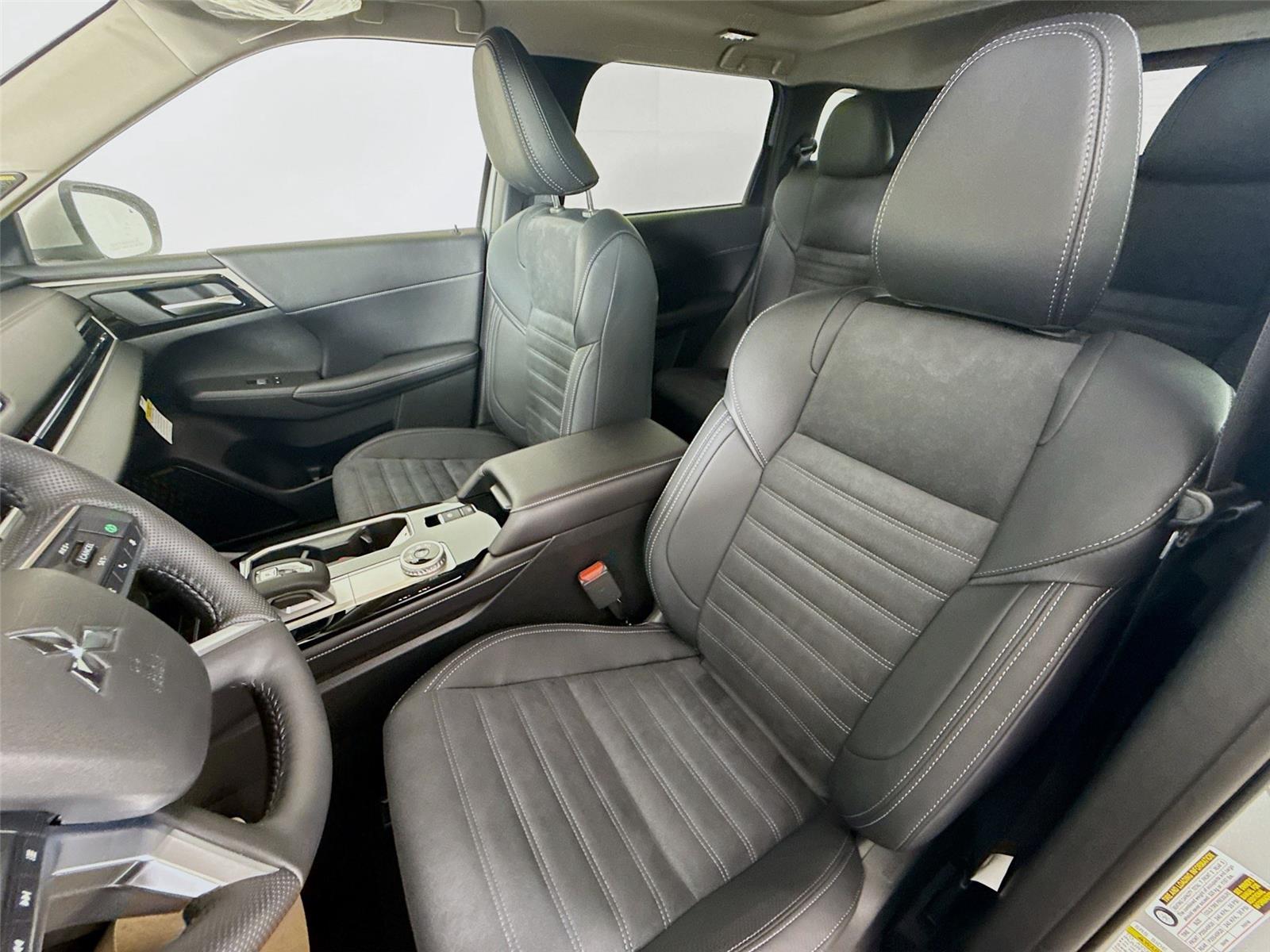 2026 Mitsubishi Outlander photo 2