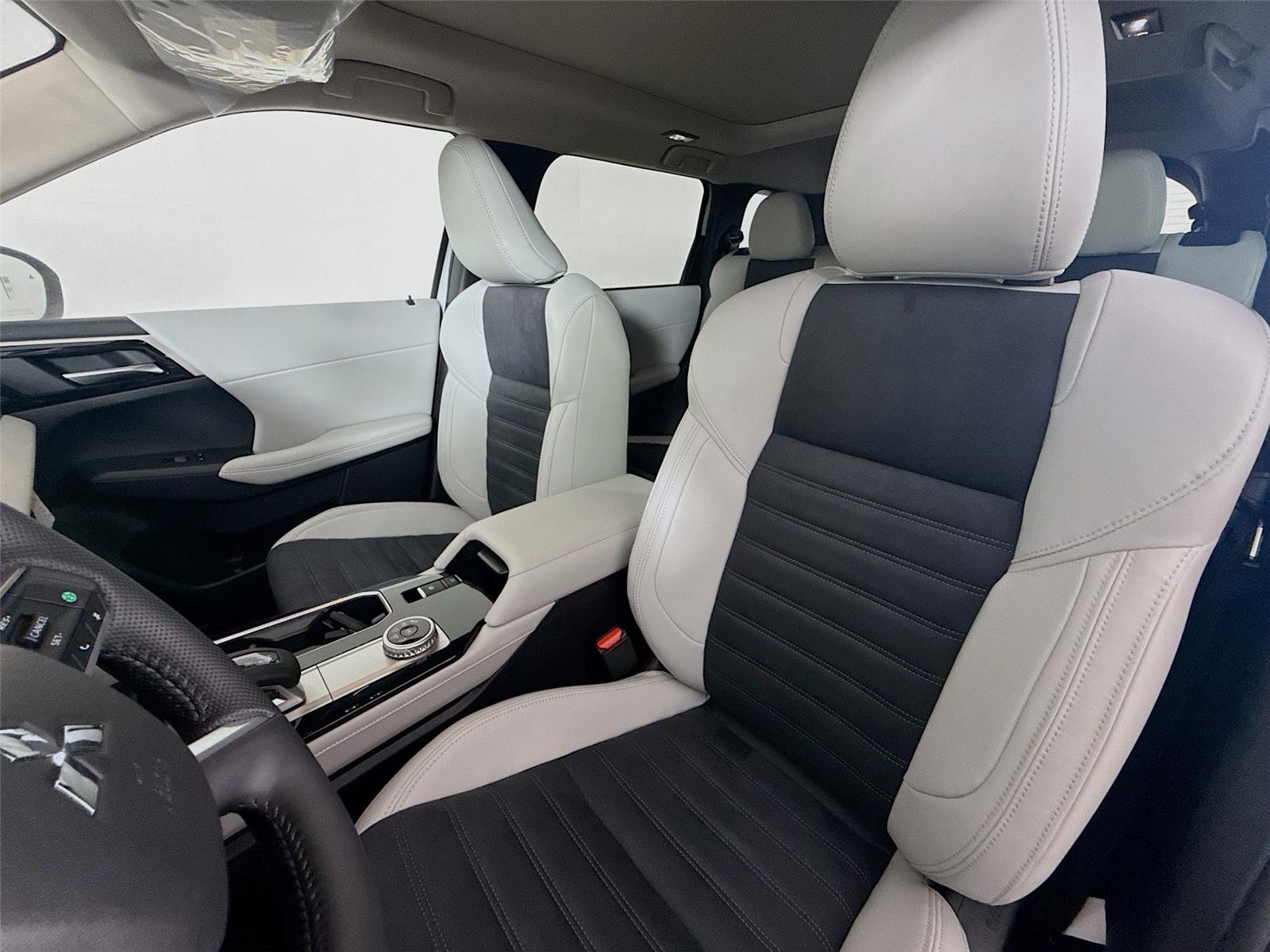 2026 Mitsubishi Outlander photo 2