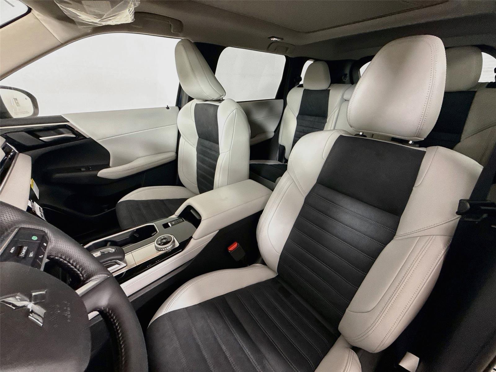 2026 Mitsubishi Outlander photo 2