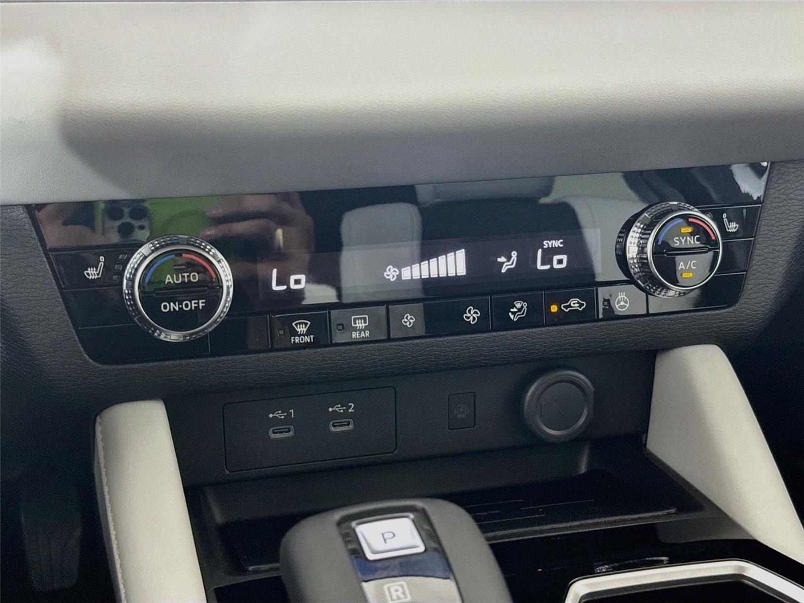 2026 Mitsubishi Outlander photo 11