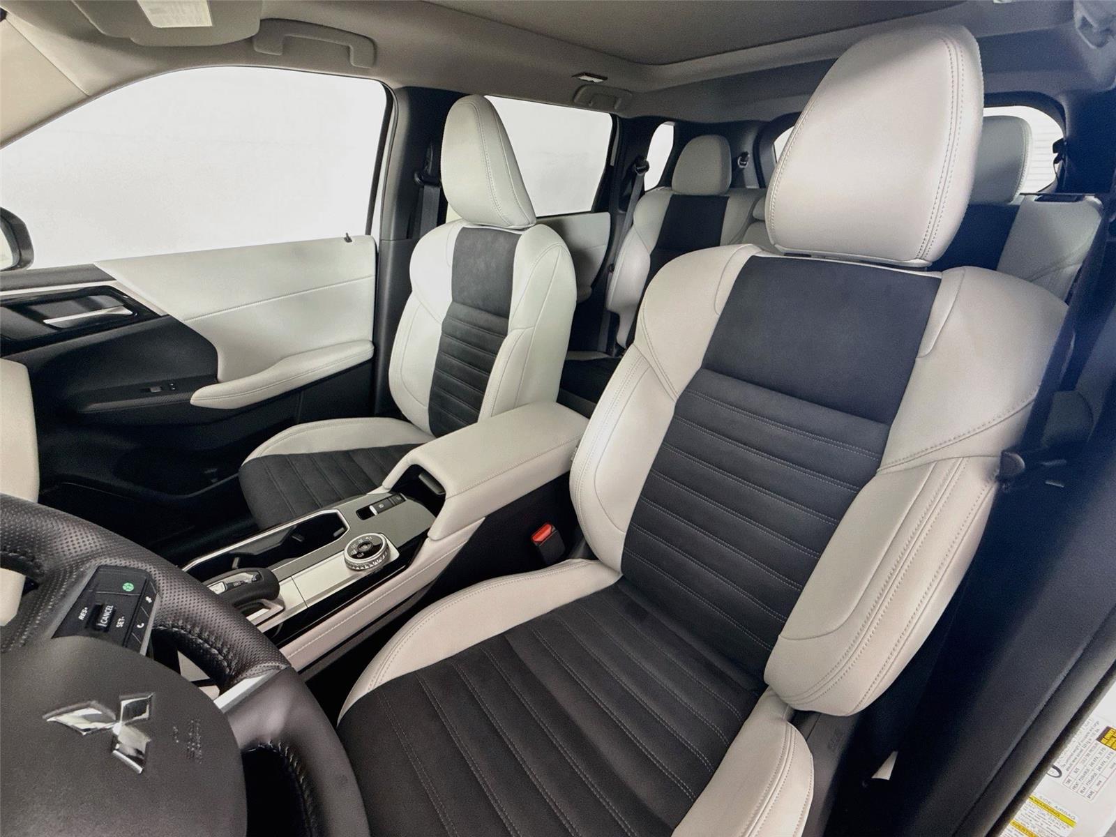 2026 Mitsubishi Outlander photo 2
