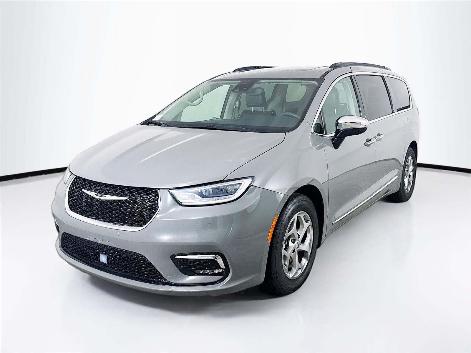 2023 Chrysler Pacifica Limited's photo