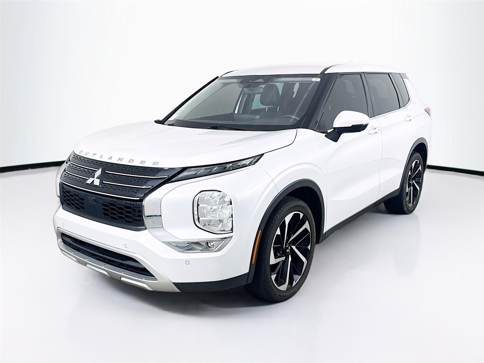 2023 Mitsubishi Outlander SE 2WD's photo