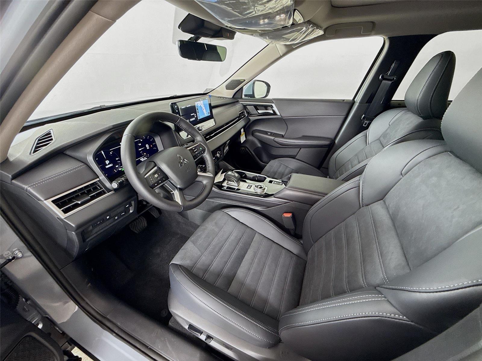 2026 Mitsubishi Outlander Plug-In Hybrid photo 2
