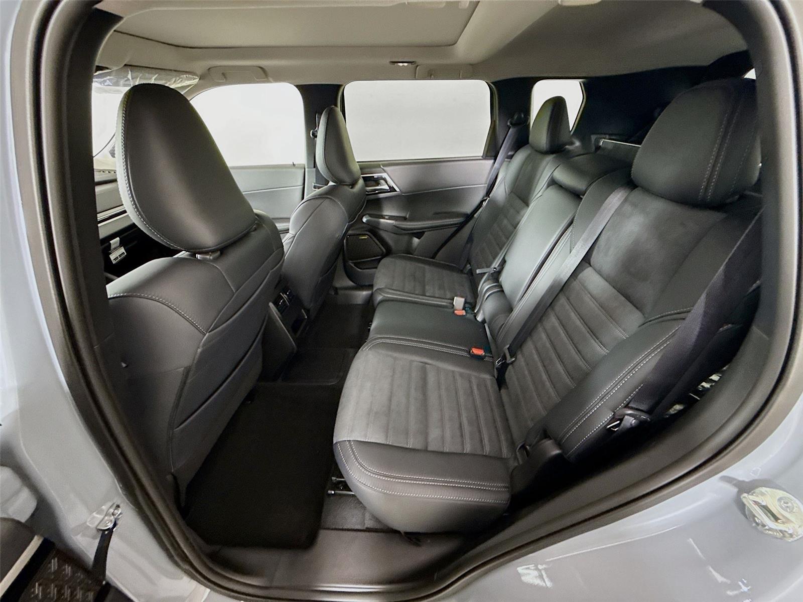 2026 Mitsubishi Outlander Plug-In Hybrid photo 3