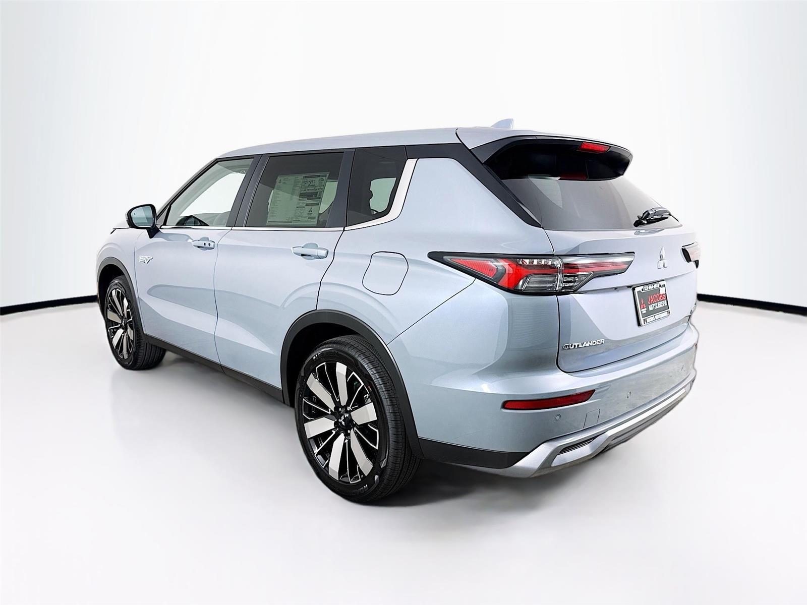 2026 Mitsubishi Outlander Plug-In Hybrid photo 7