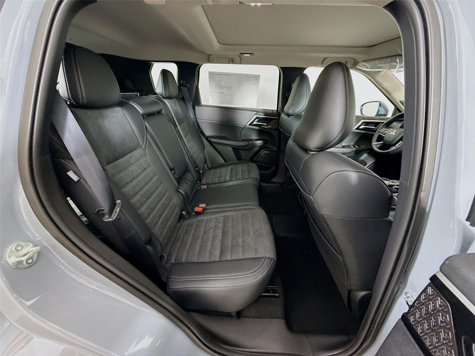 2026 Mitsubishi Outlander Plug-In Hybrid photo 8