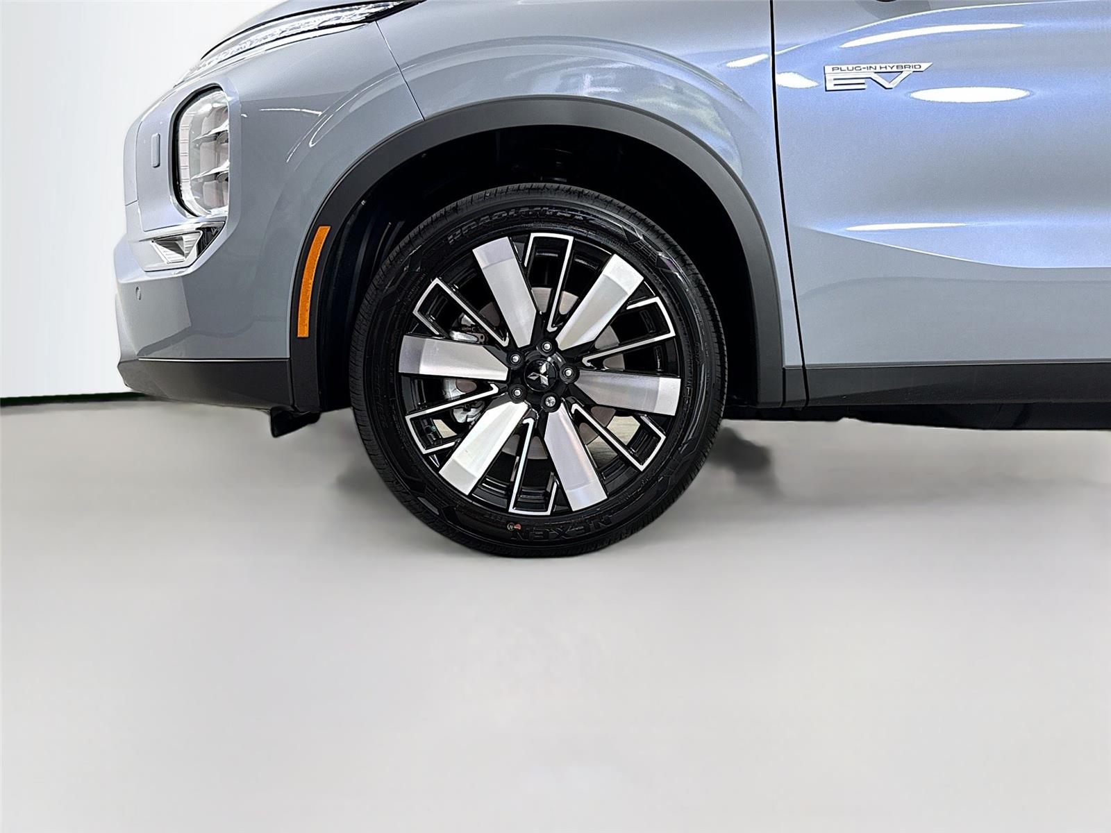 2026 Mitsubishi Outlander Plug-In Hybrid photo 10