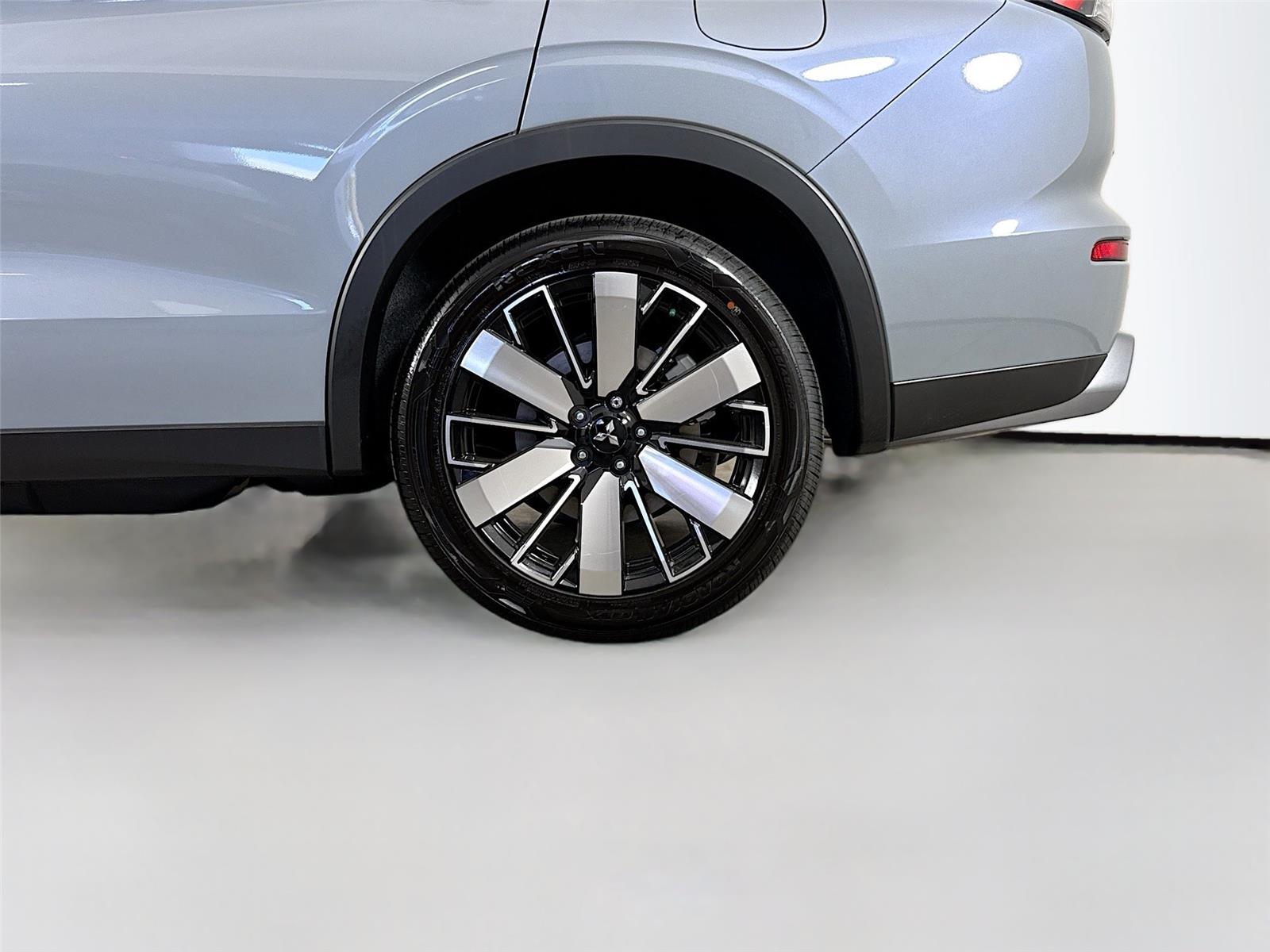 2026 Mitsubishi Outlander Plug-In Hybrid photo 11