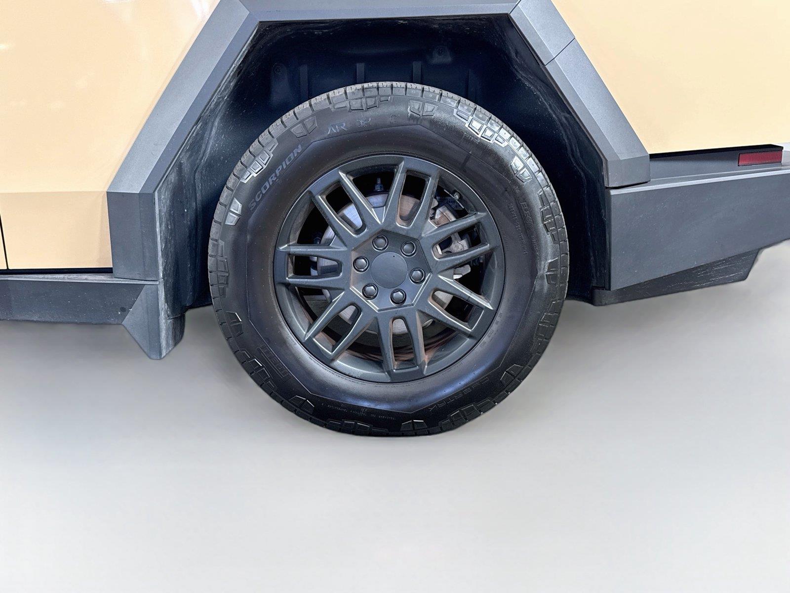2024 Tesla Cybertruck Base - Photo 18
