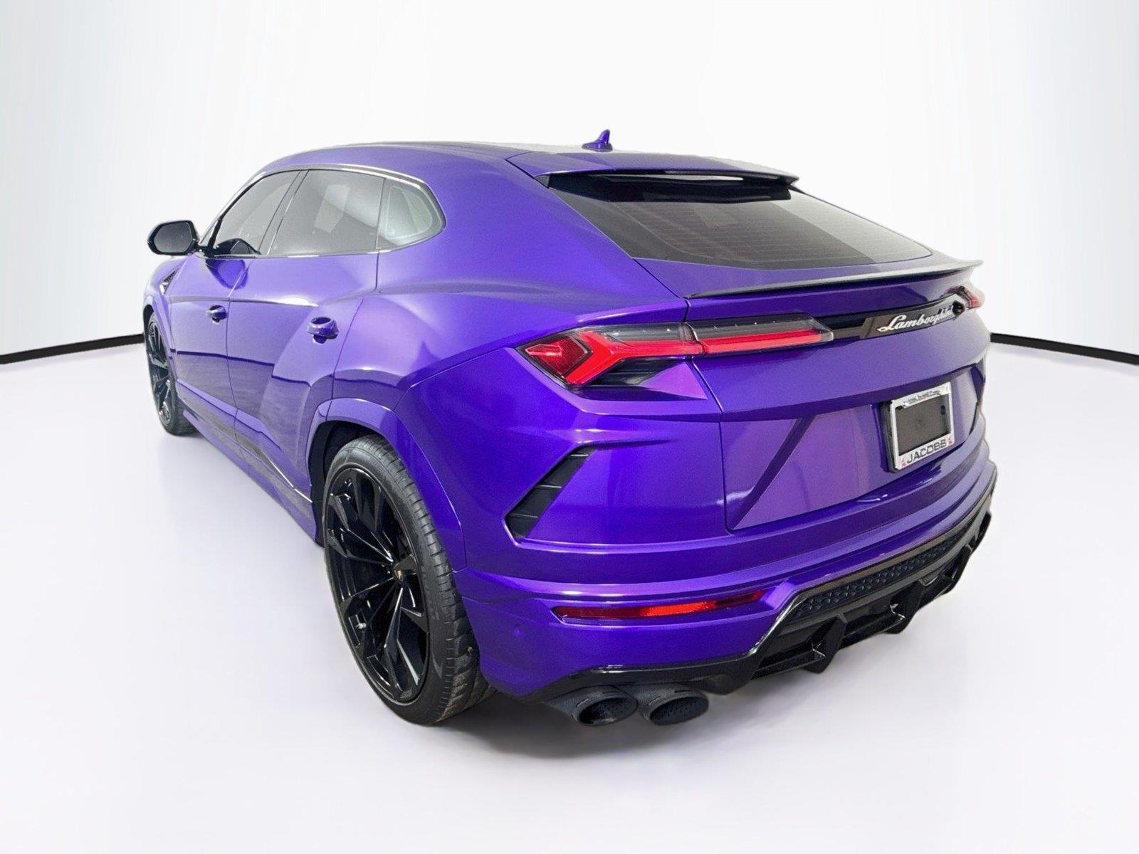 2020 Lamborghini Urus photo 3