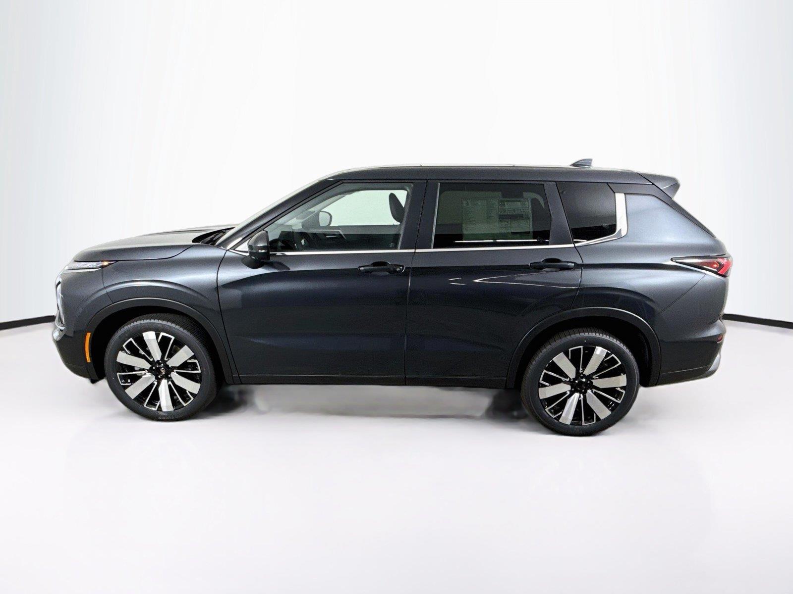 2026 Mitsubishi Outlander photo 2