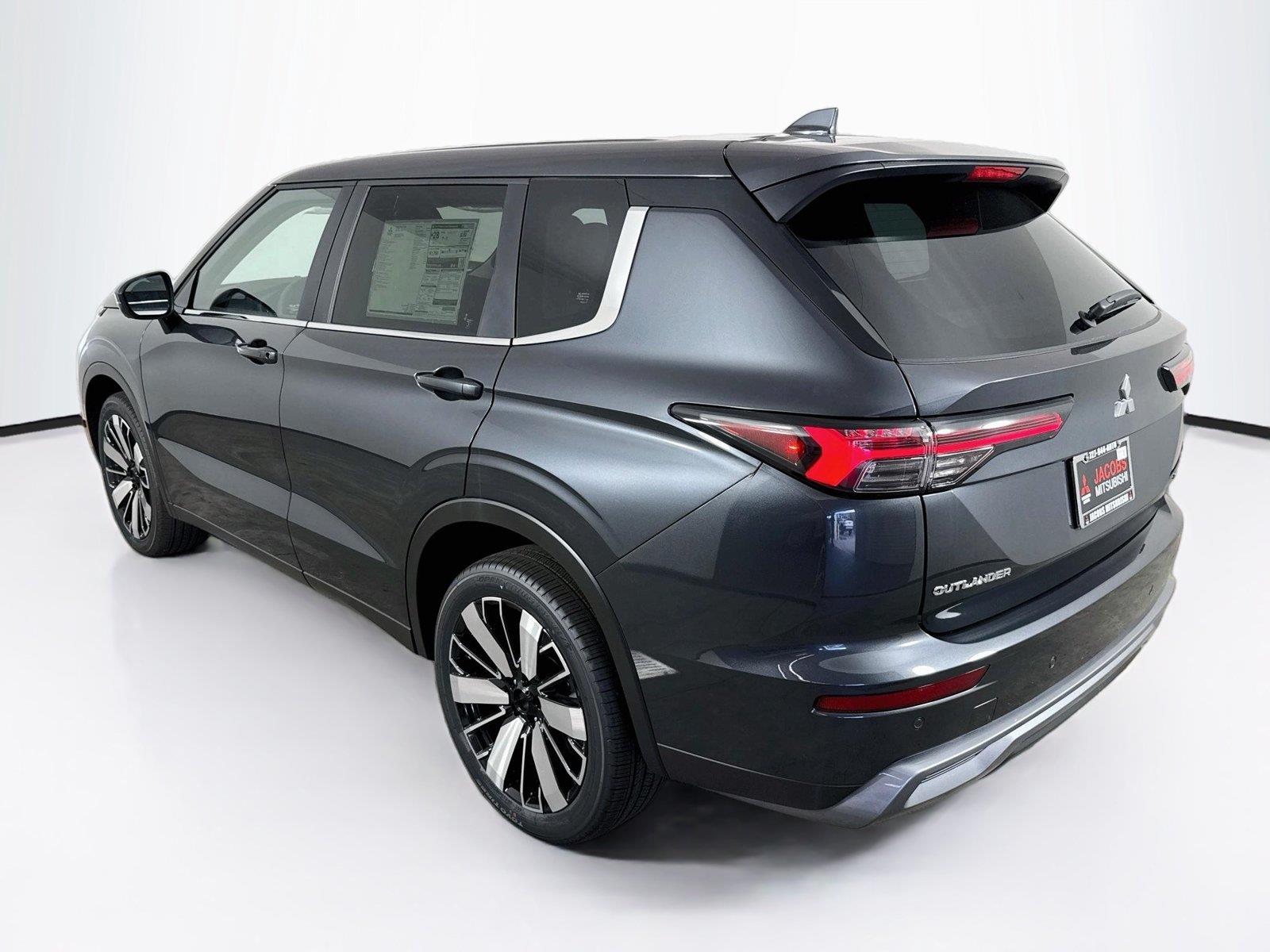2026 Mitsubishi Outlander photo 3