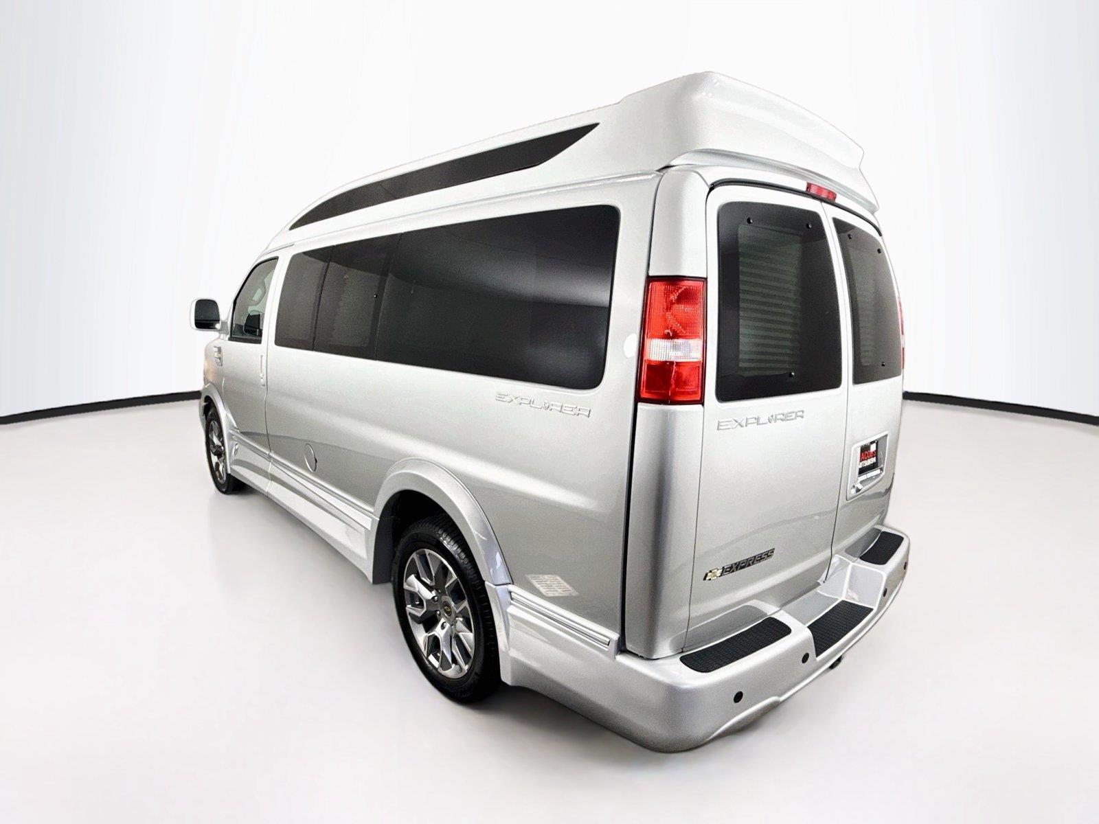 2023 Chevrolet Express Cargo Van photo 3