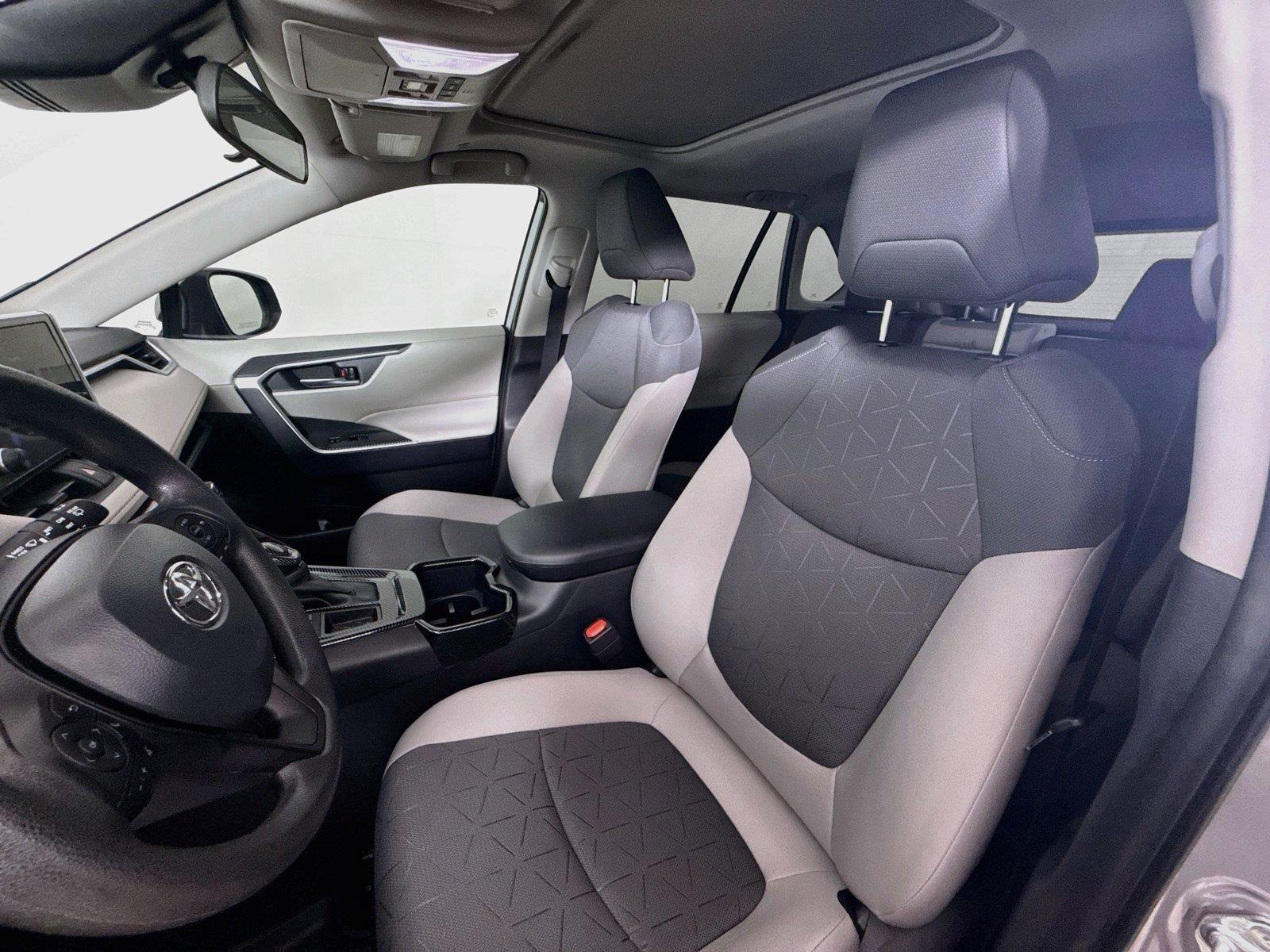 2025 Toyota RAV4 photo 11