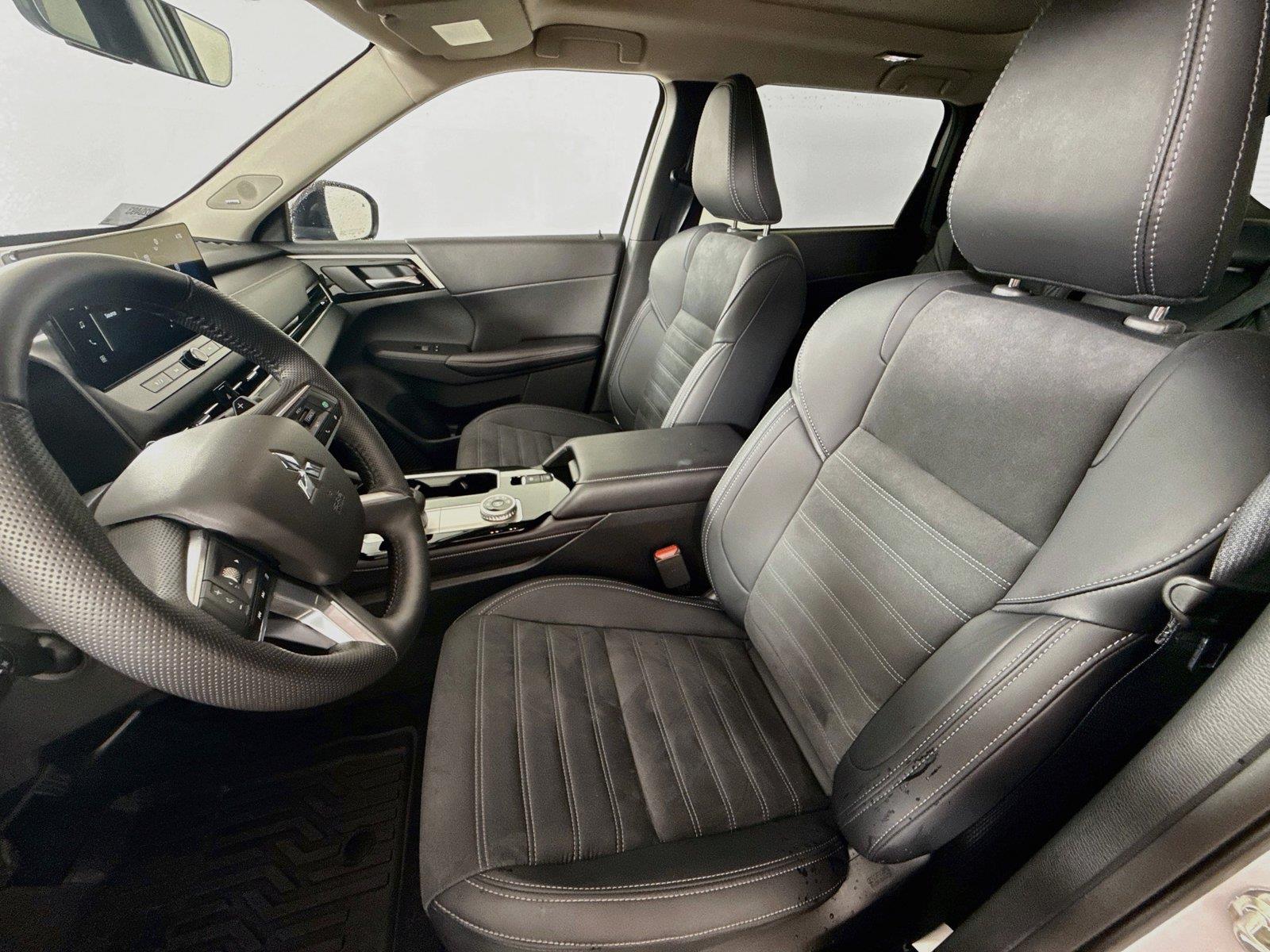 2026 Mitsubishi Outlander photo 11