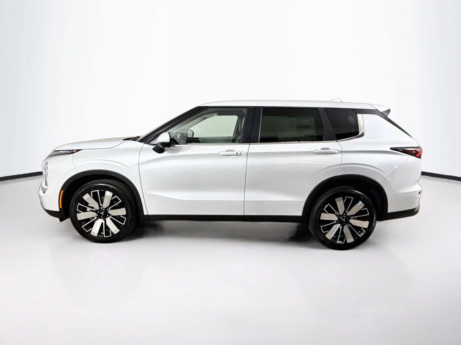 2026 Mitsubishi Outlander photo 2