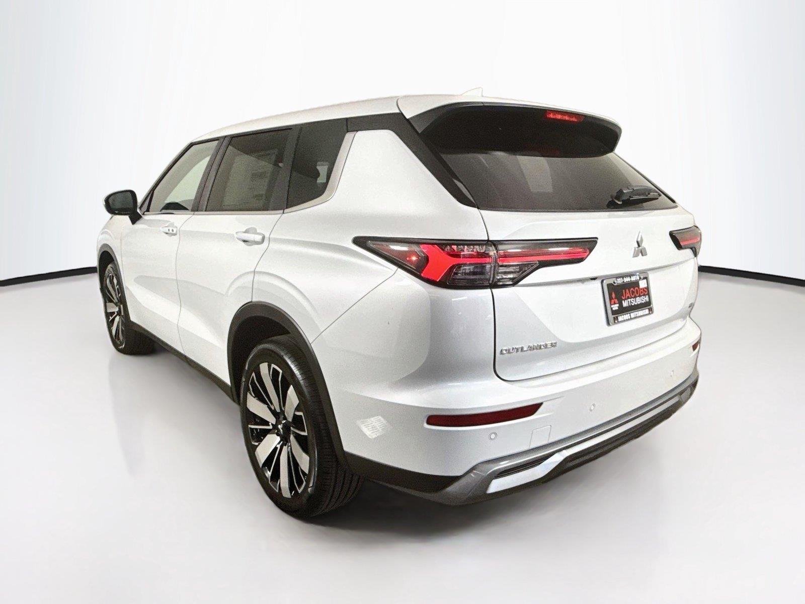 2026 Mitsubishi Outlander photo 3