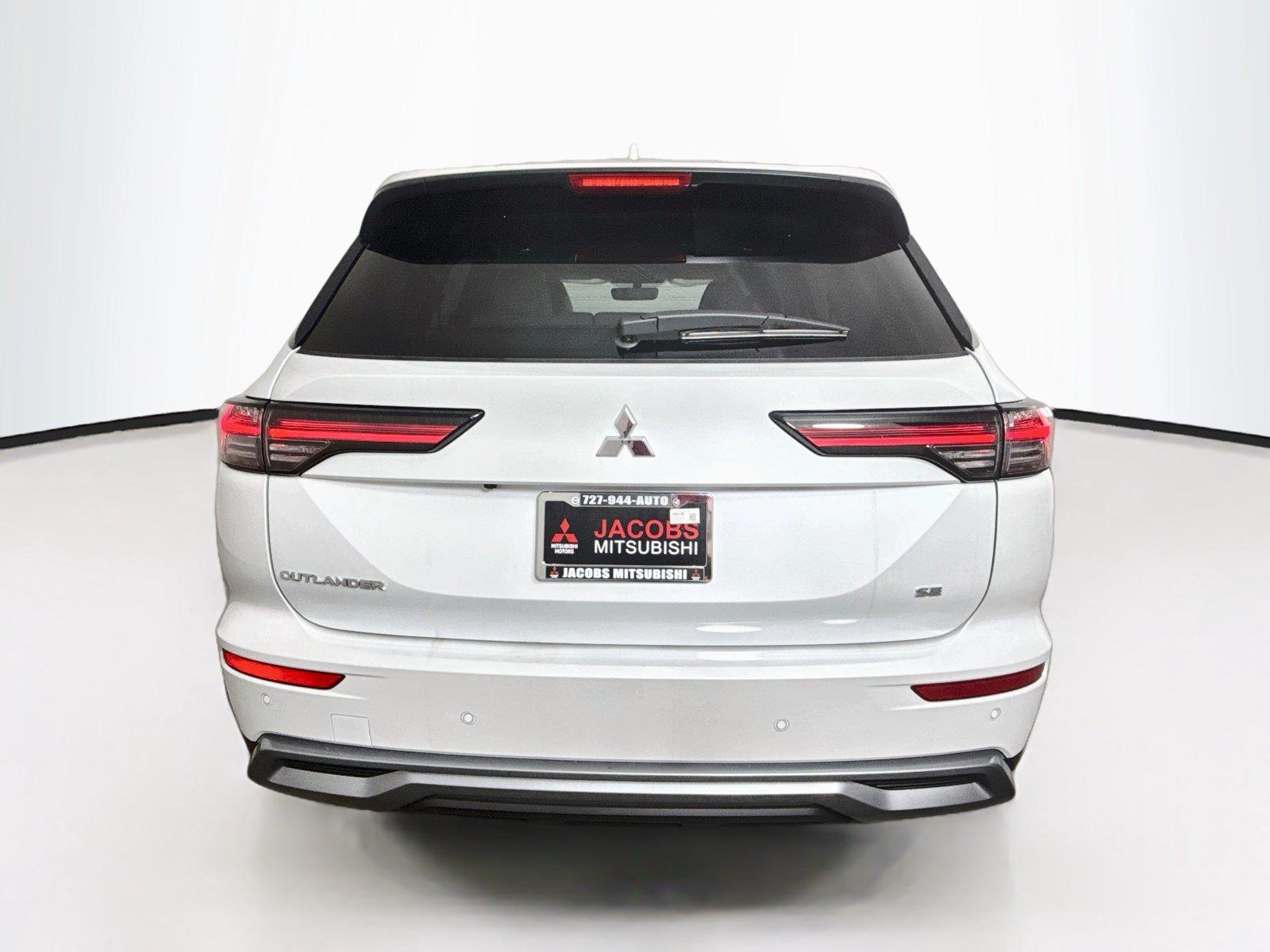 2026 Mitsubishi Outlander photo 4