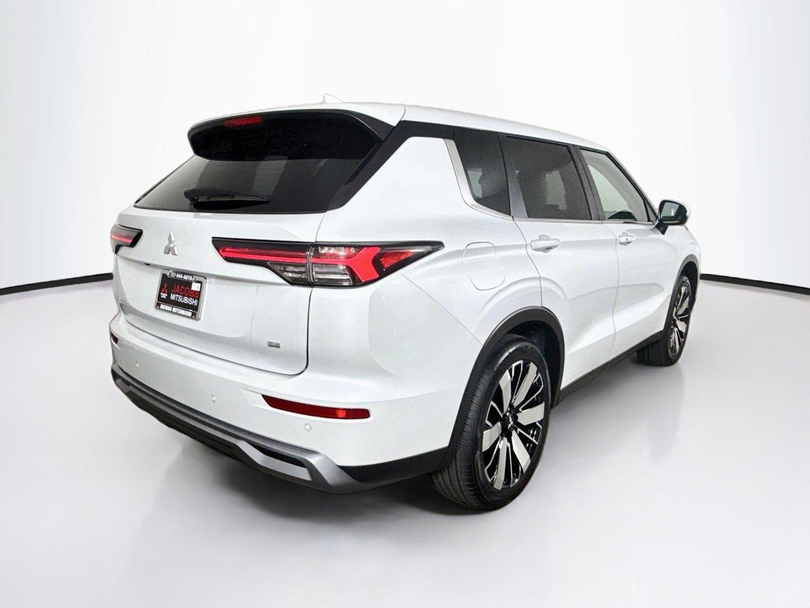 2026 Mitsubishi Outlander photo 5